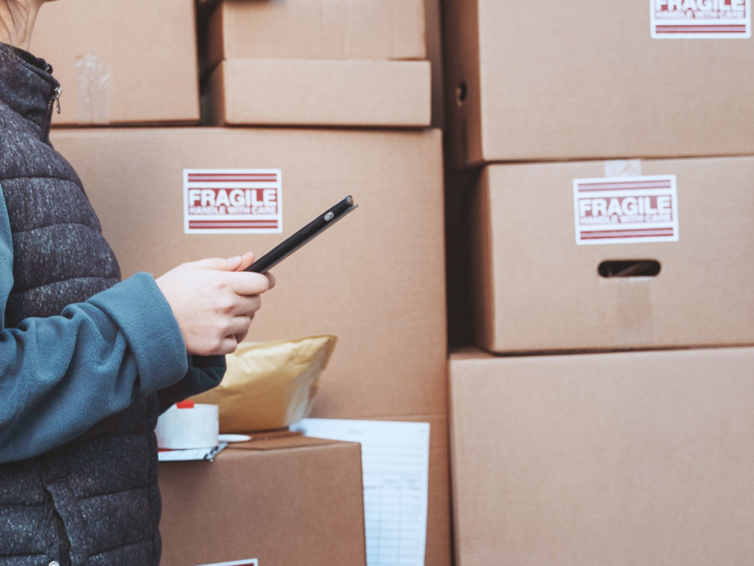 零售商品人员进行补货